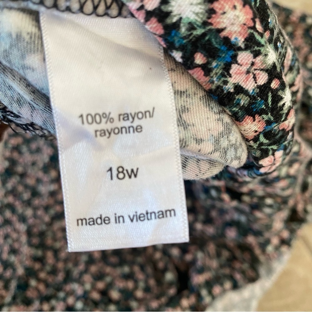 Maurices XL floral button down skirt size 18. Flowers on black background. - Picture 5 of 5